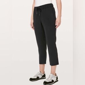 Lululemon On The Fly Crop Woven 23" in Black Size 4